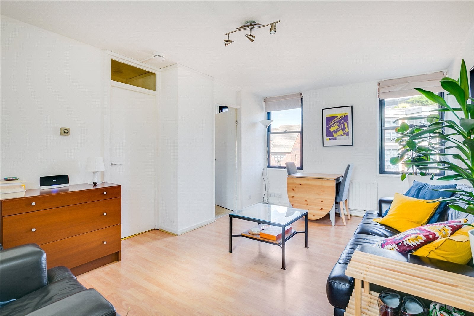 Flat Moreton Street in City of Westminster