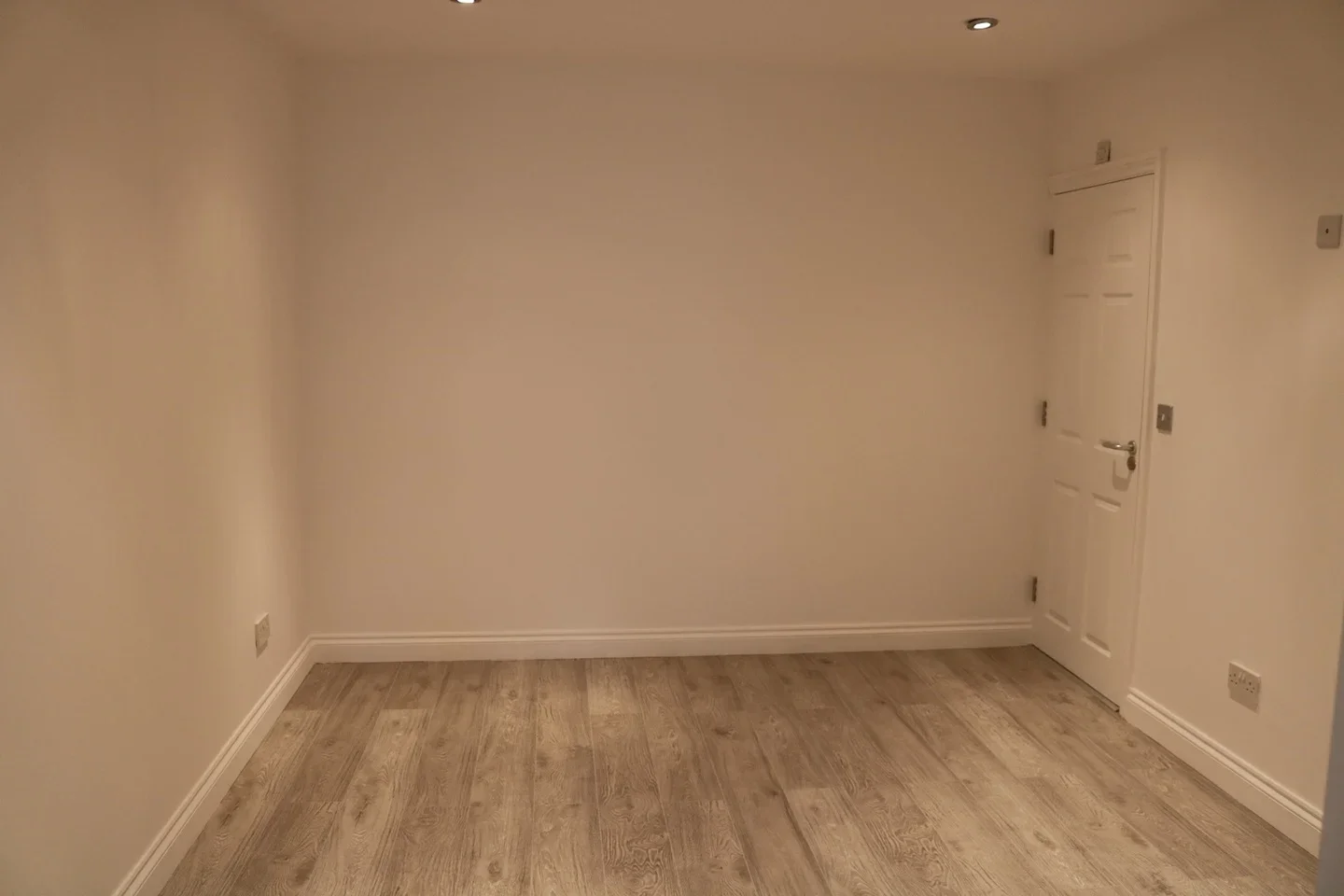 Flat Surbiton Hill Park in Greater London