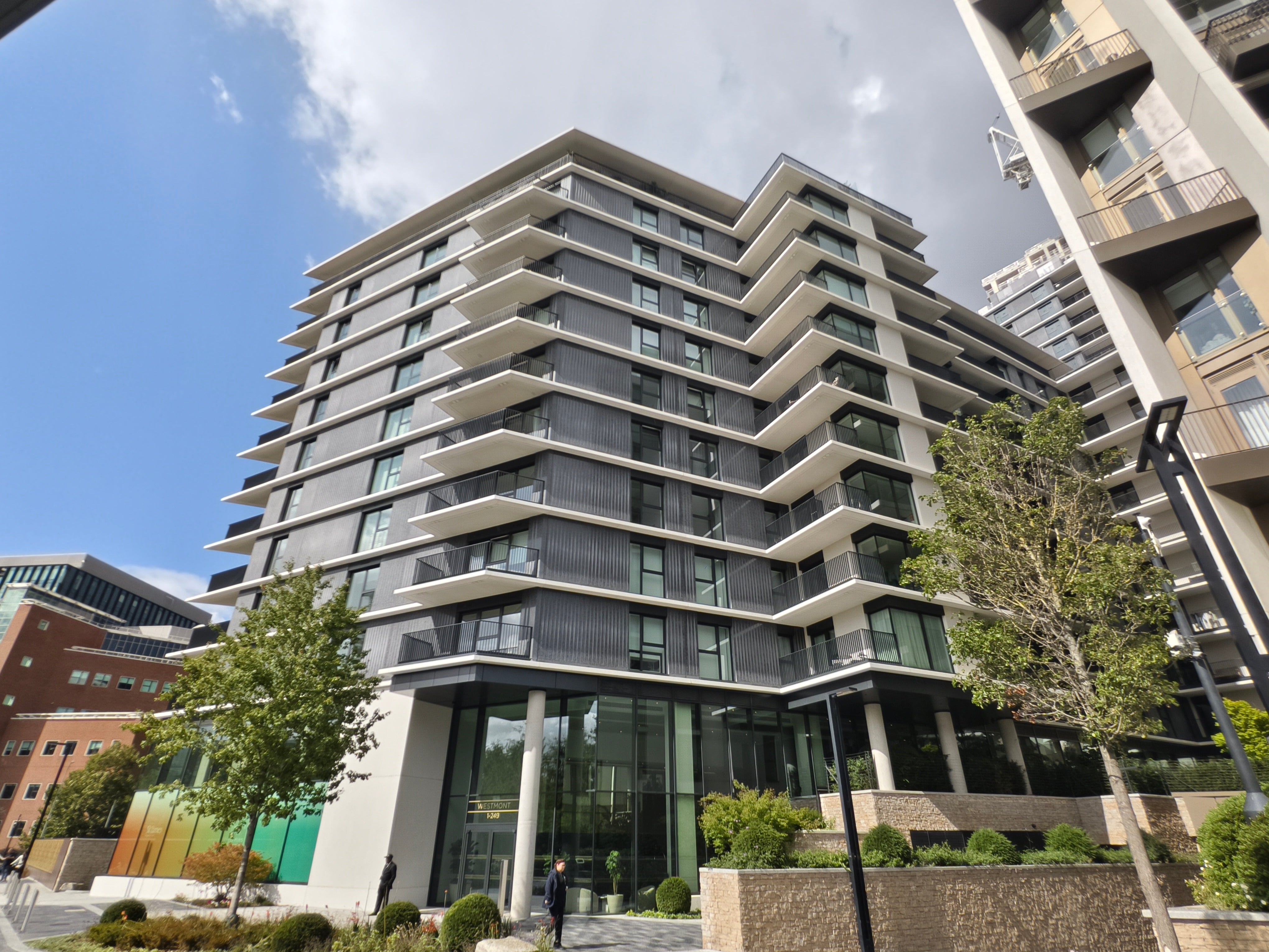Flat Fountain Park Way in Greater London
