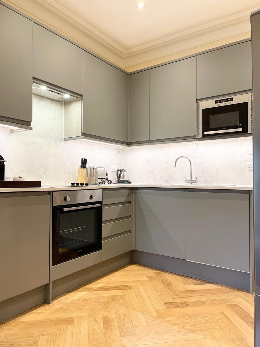 Flat Woodside Park Road in Greater London