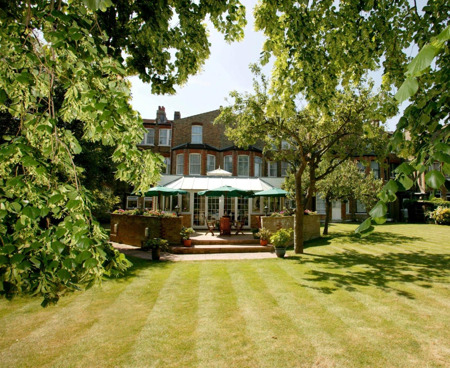 Flat Woodside Park Road in Greater London