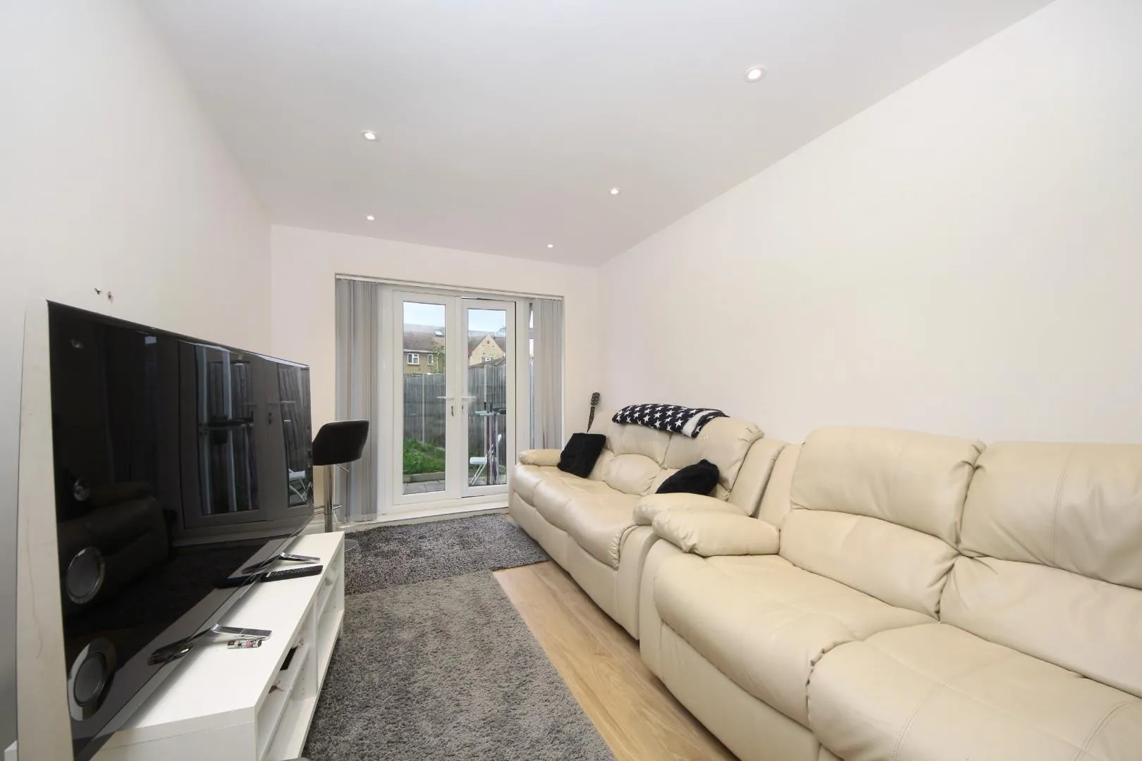 Flat Crowther Avenue in Greater London