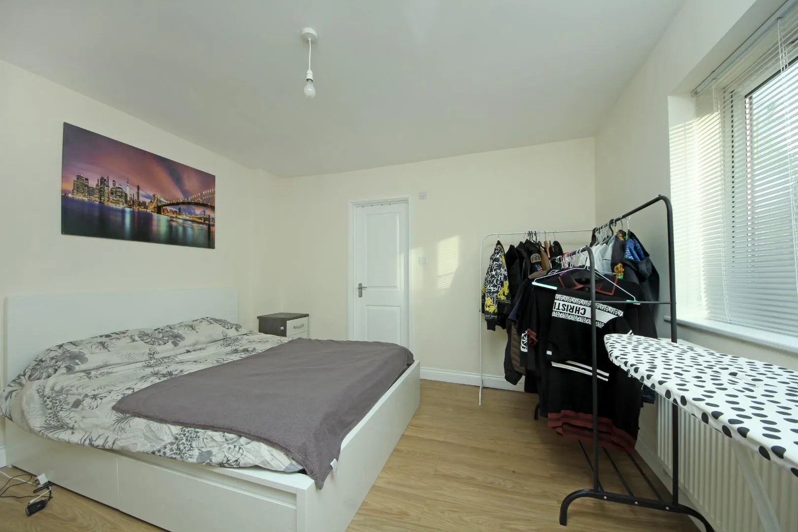 Flat Crowther Avenue in Greater London