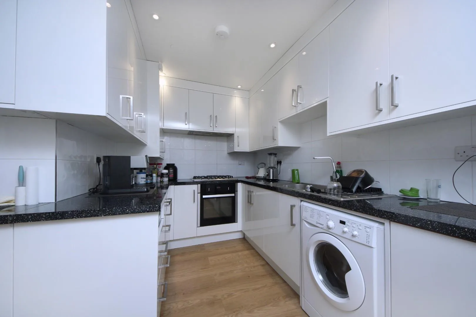 Flat Crowther Avenue in Greater London