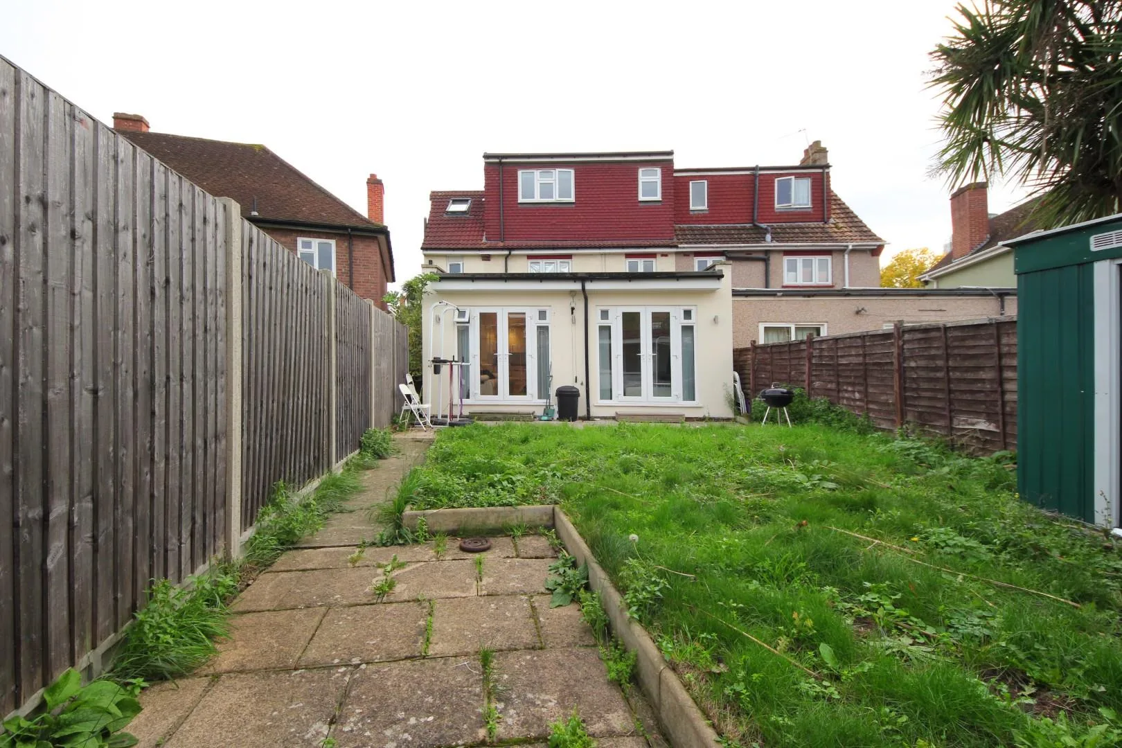 Flat Crowther Avenue in Greater London
