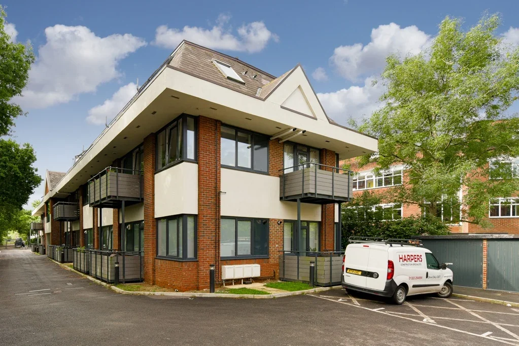 Flat Challenge Court in Mole Valley