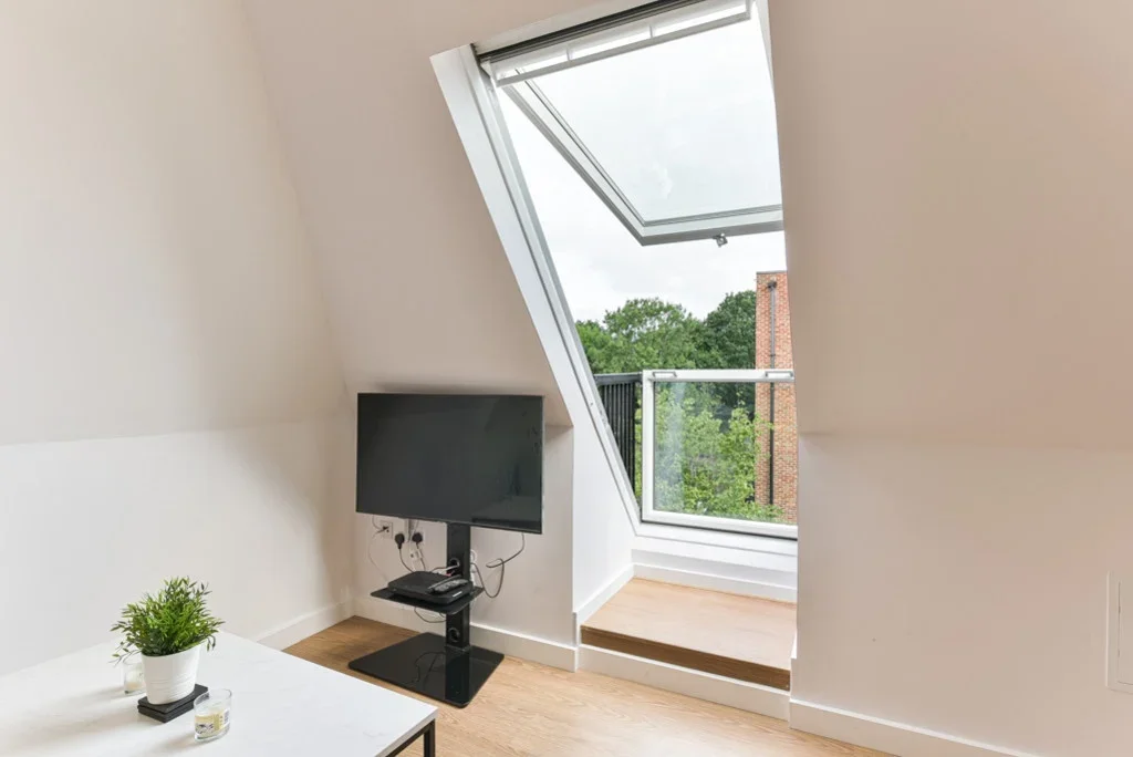 Flat Challenge Court in Mole Valley