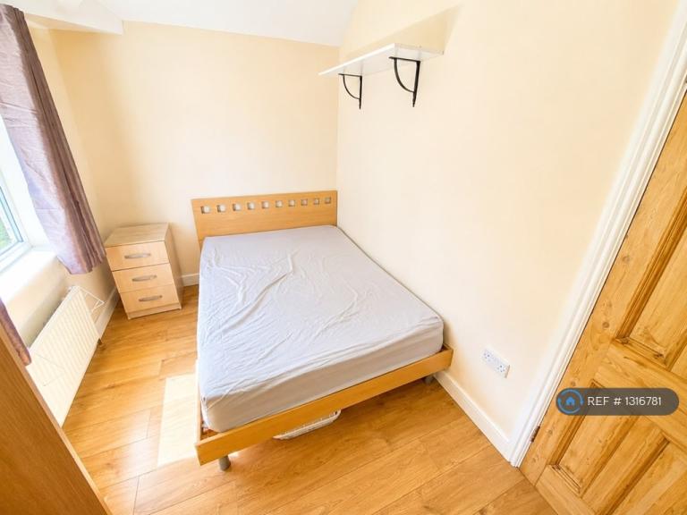 Room Bonnington Crescent in Nottingham