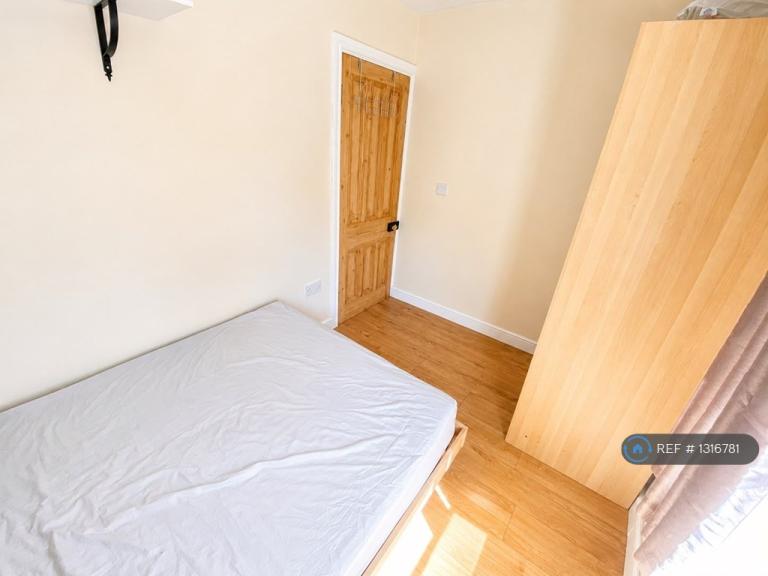Room Bonnington Crescent in Nottingham