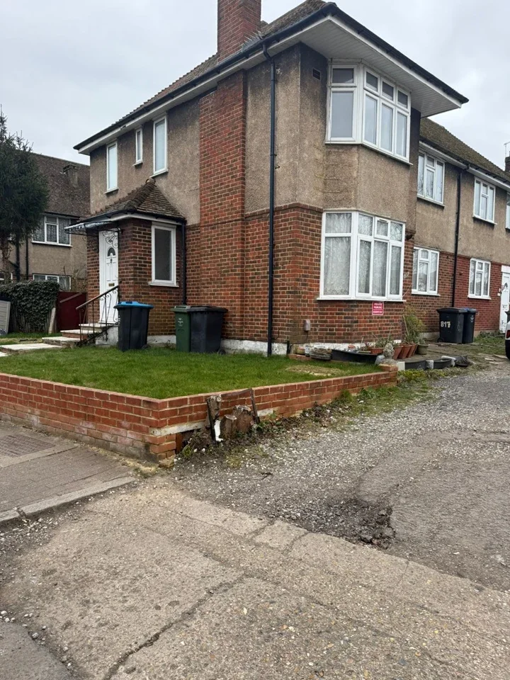 Flat Chestnut Avenue in Greater London