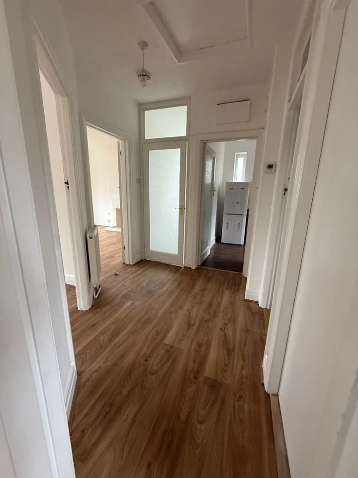 Flat Chestnut Avenue in Greater London