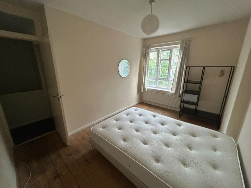 Room Newington Green Road in Greater London