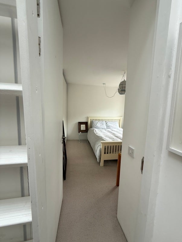 Room Prout Road in Greater London
