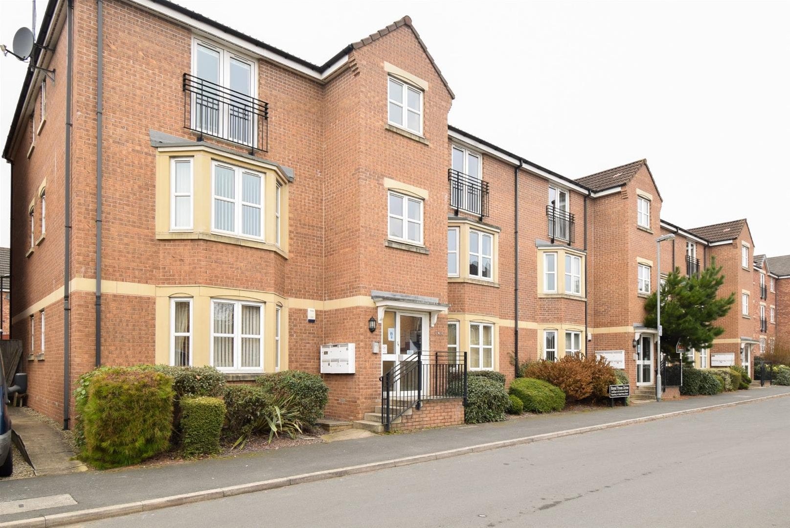 Flat Royal Troon Drive in Wakefield