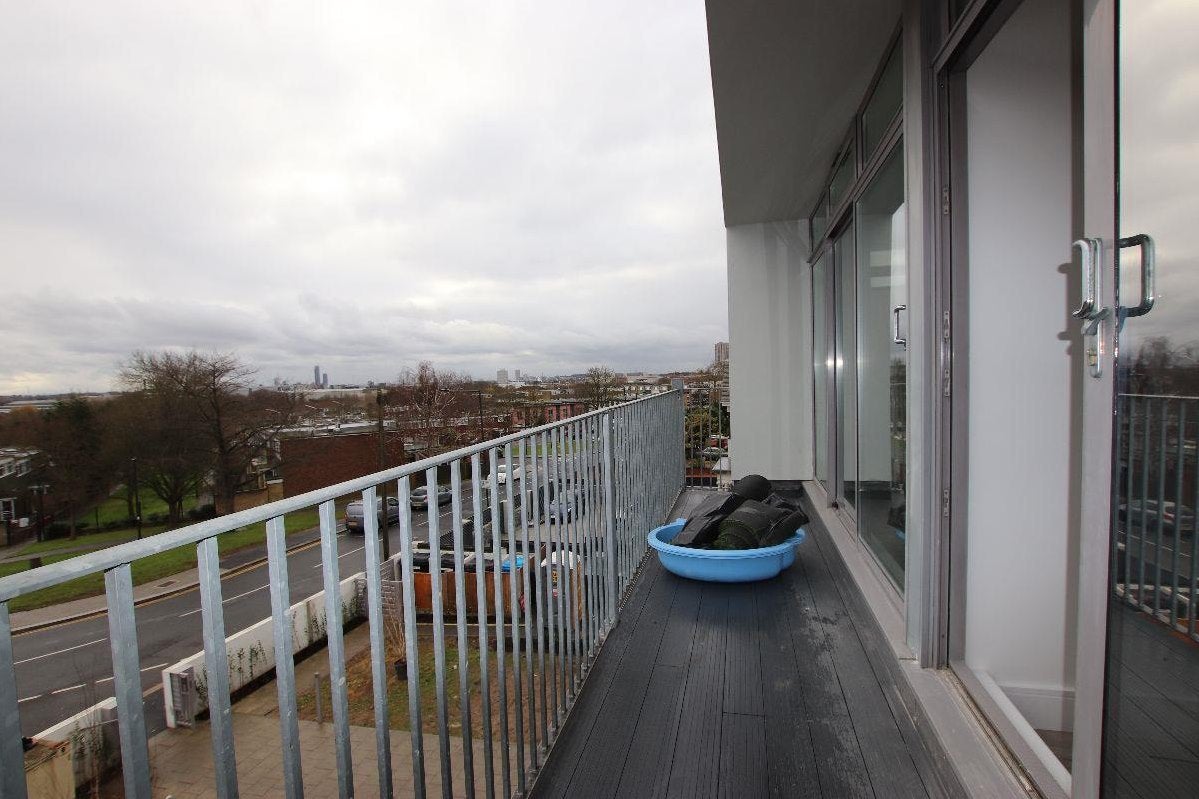 Flat Ballards Lane in Greater London
