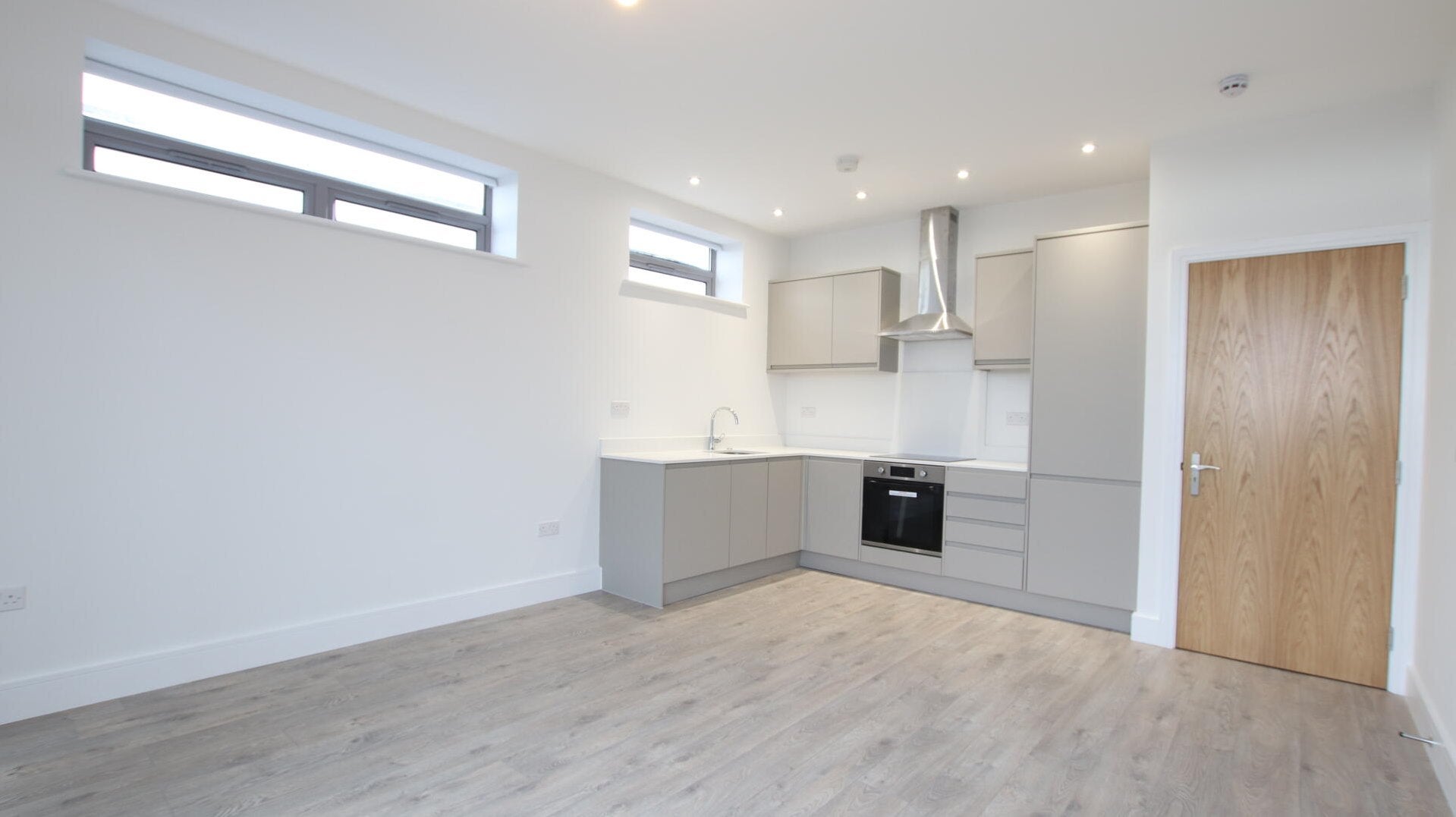 Flat Ballards Lane in Greater London