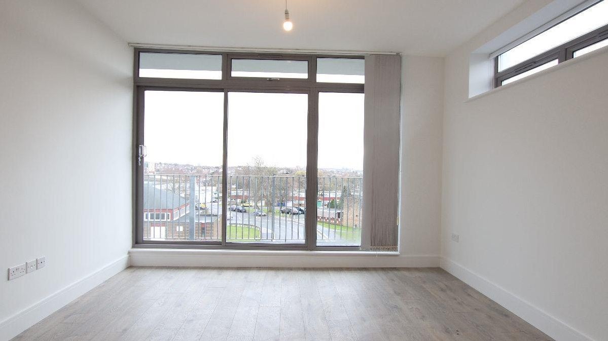 Flat Ballards Lane in Greater London
