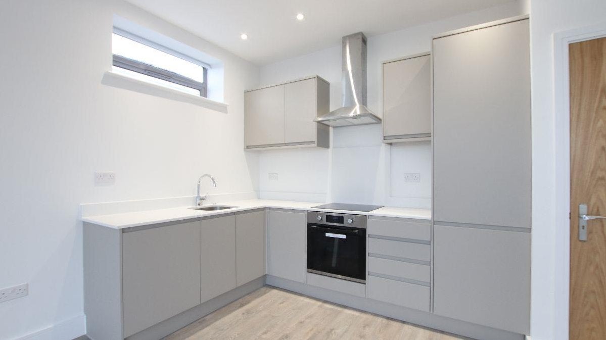 Flat Ballards Lane in Greater London