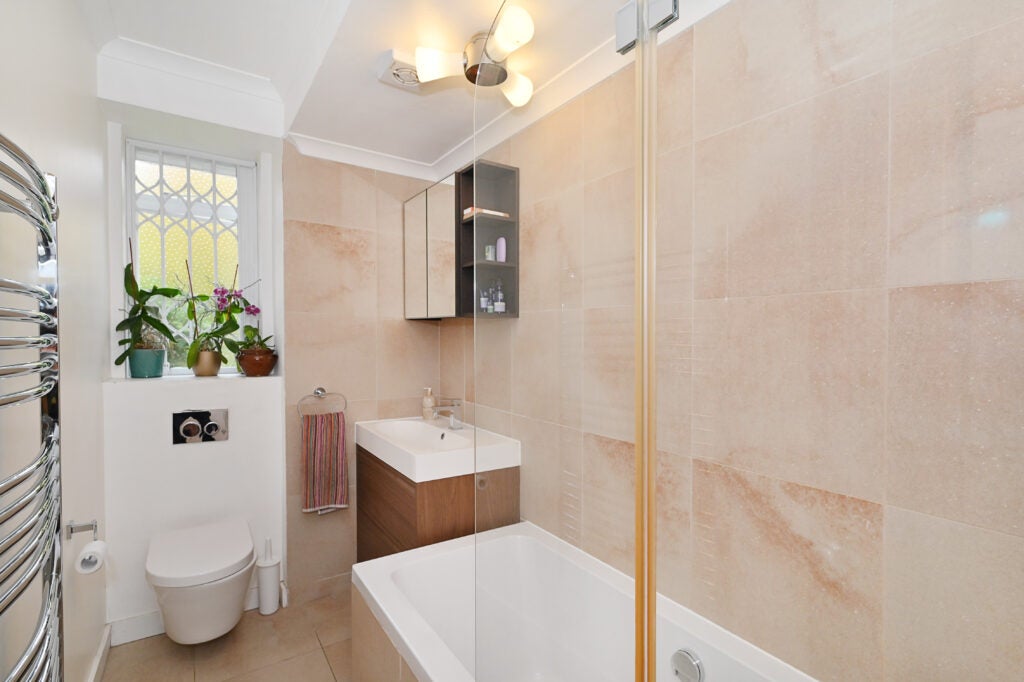 Flat Willesden Lane in Greater London
