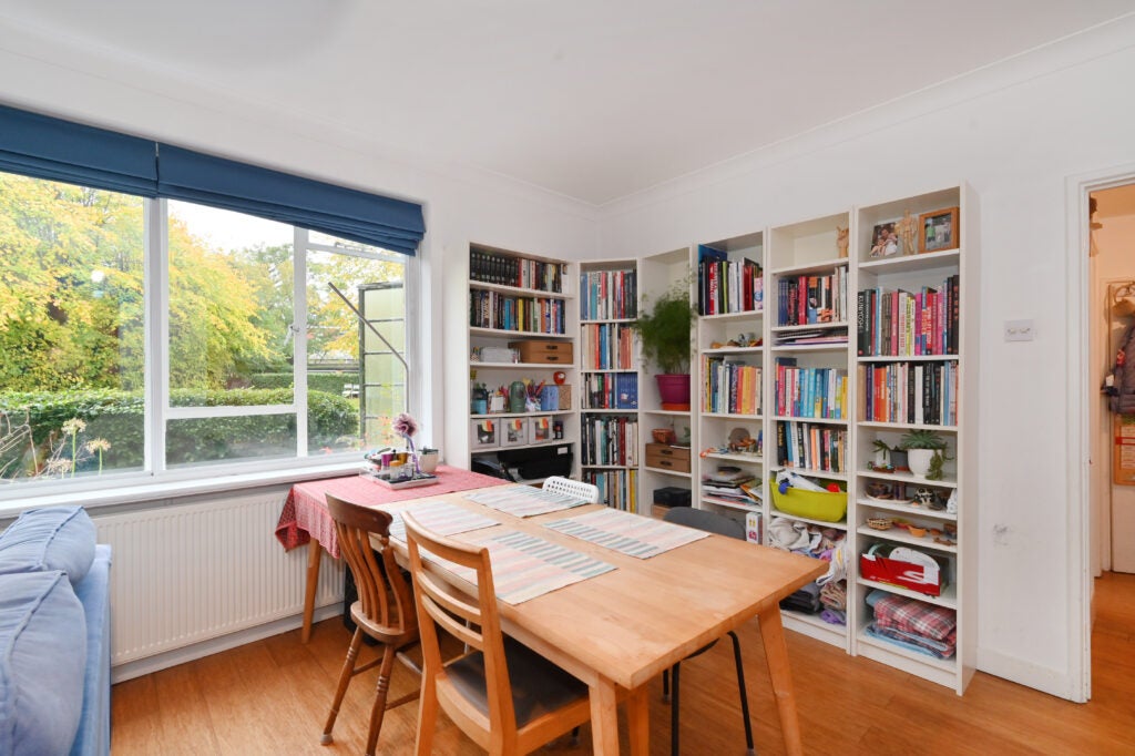 Flat Willesden Lane in Greater London