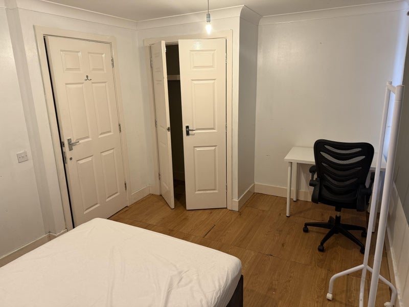 Room Stuart Road in Greater London