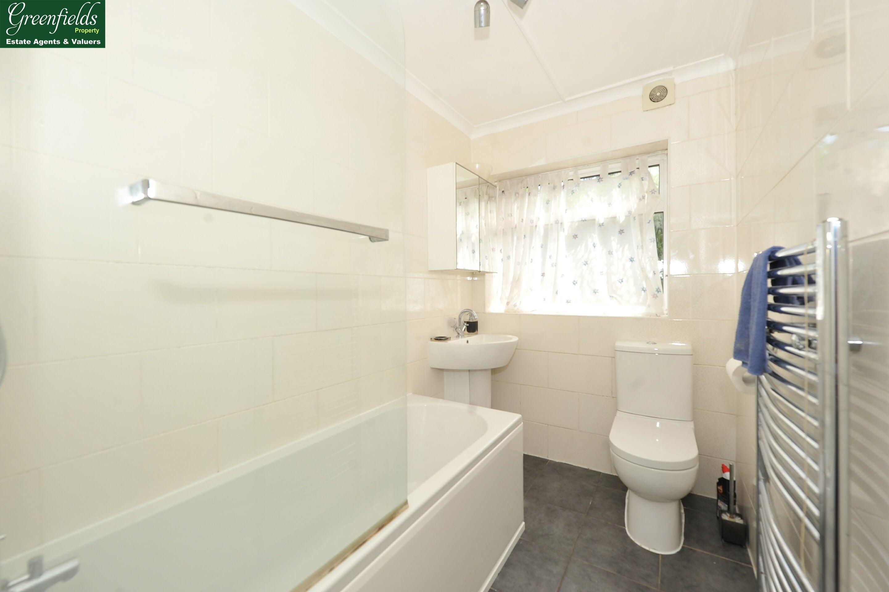 Flat Dawlish Drive in Greater London