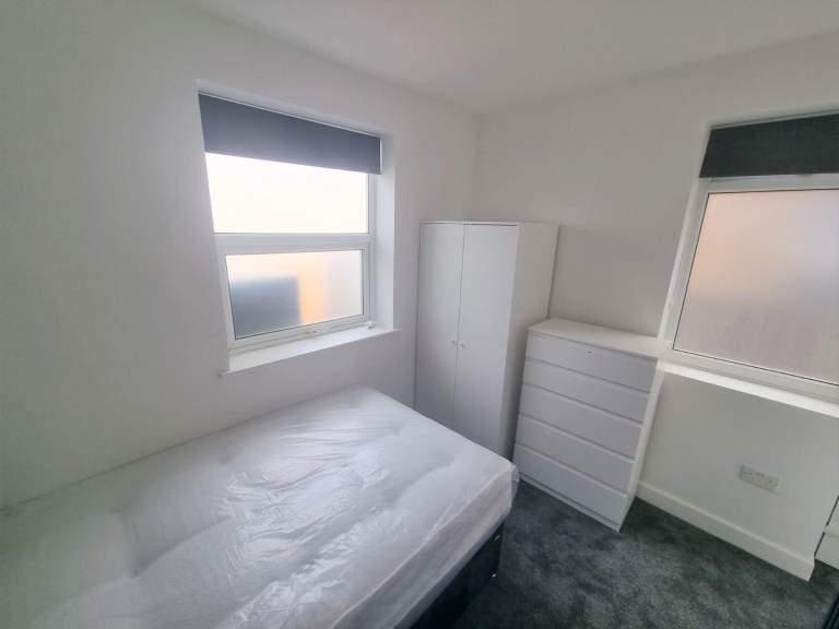 Room Ashburnham Road in Luton