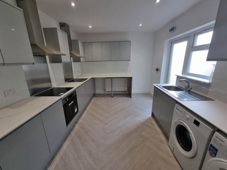 Room Ashburnham Road in Luton