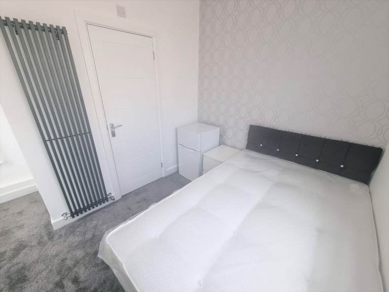 Room Ashburnham Road in Luton
