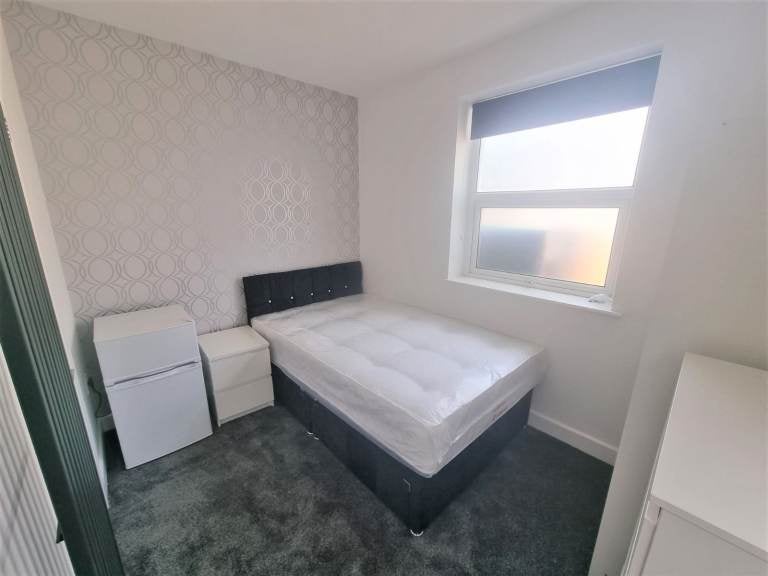 Room Ashburnham Road in Luton