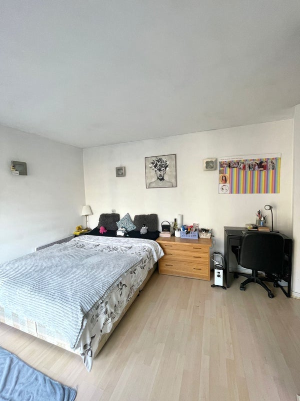 Room Blackwall Way in Greater London