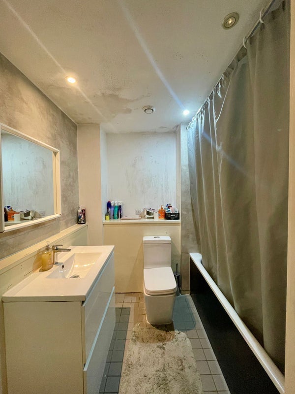 Room Blackwall Way in Greater London