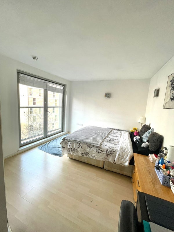 Room Blackwall Way in Greater London