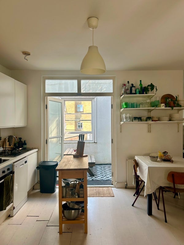 Room Tudor Road in Greater London