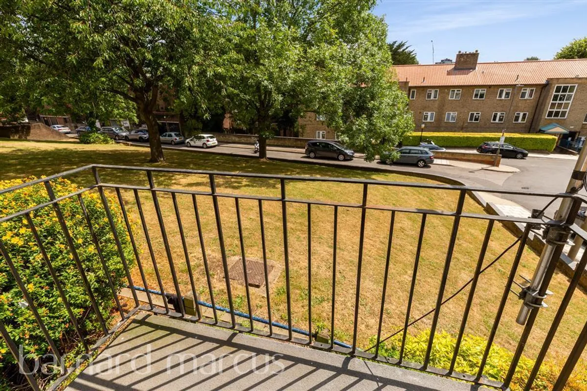 Flat Glen Albyn Road in Greater London