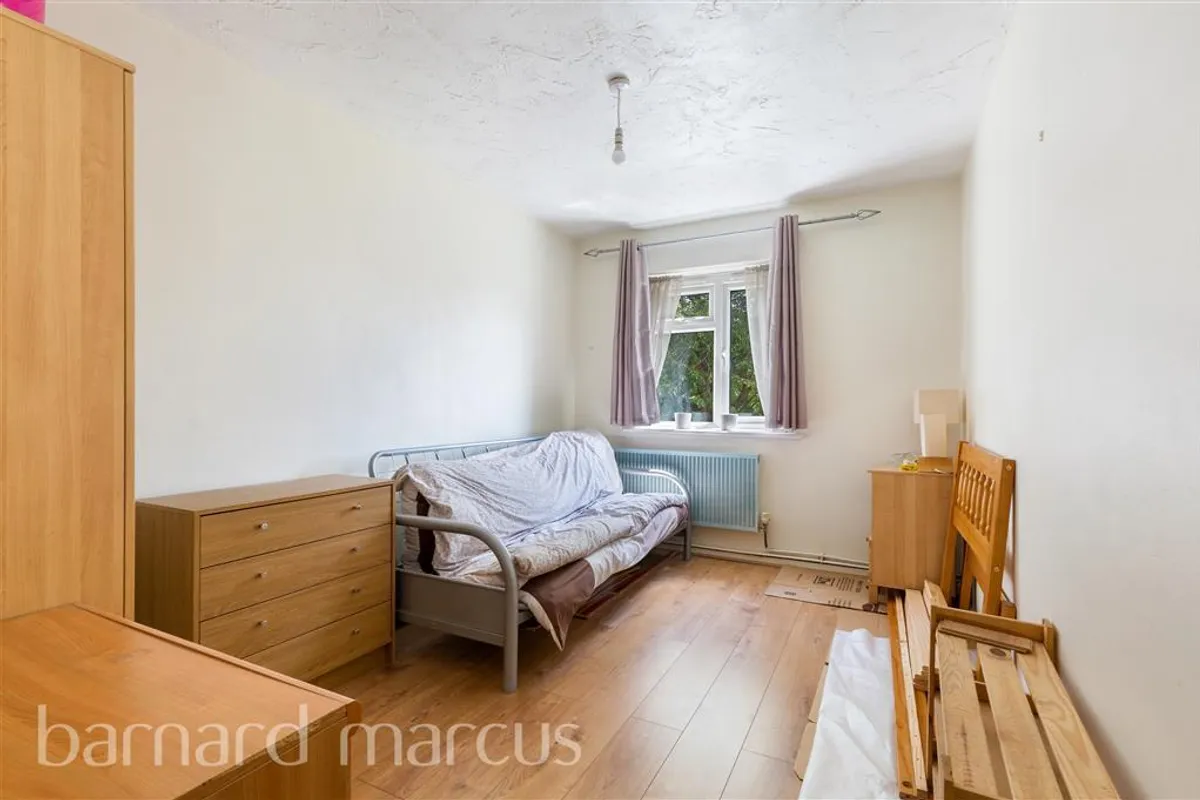 Flat Glen Albyn Road in Greater London
