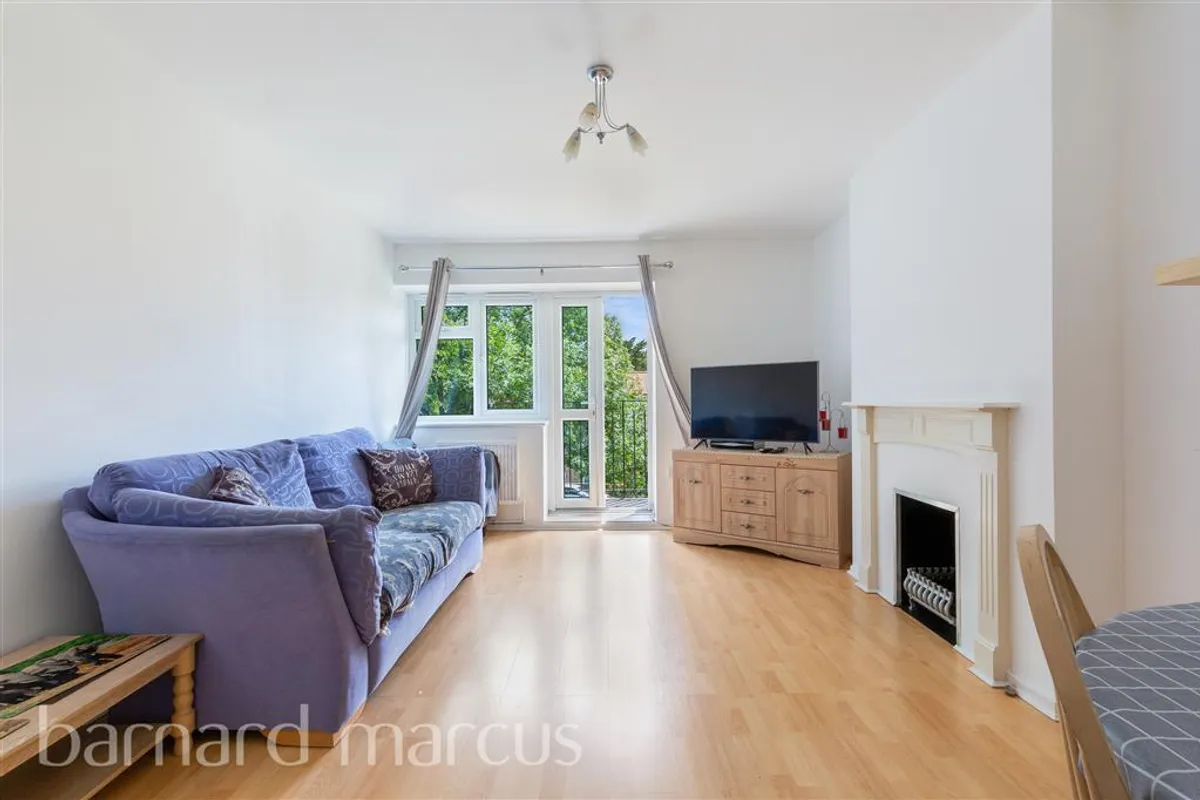 Flat Glen Albyn Road in Greater London