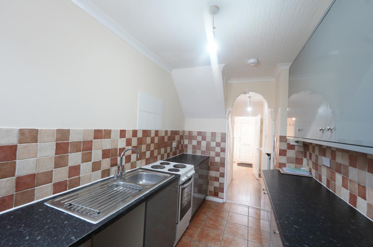 House Hetherington Close in Slough