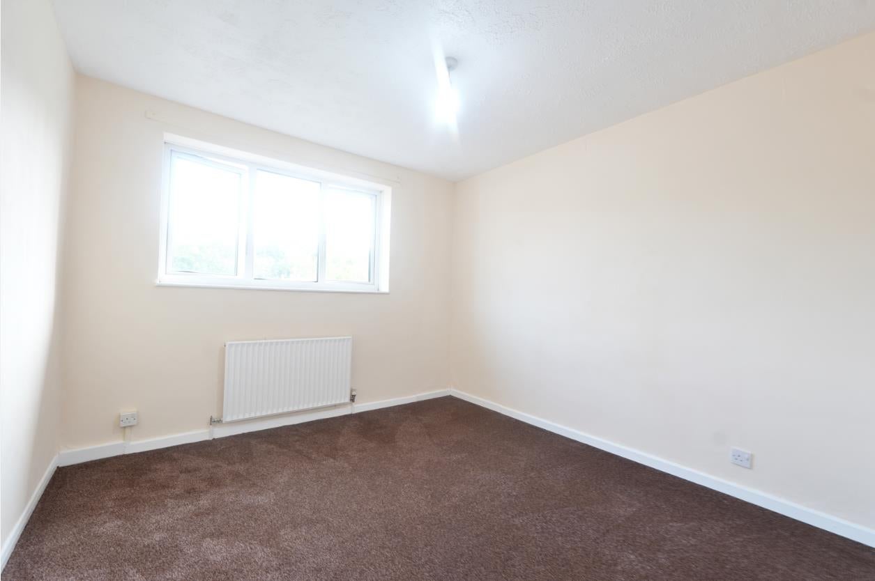 House Hetherington Close in Slough