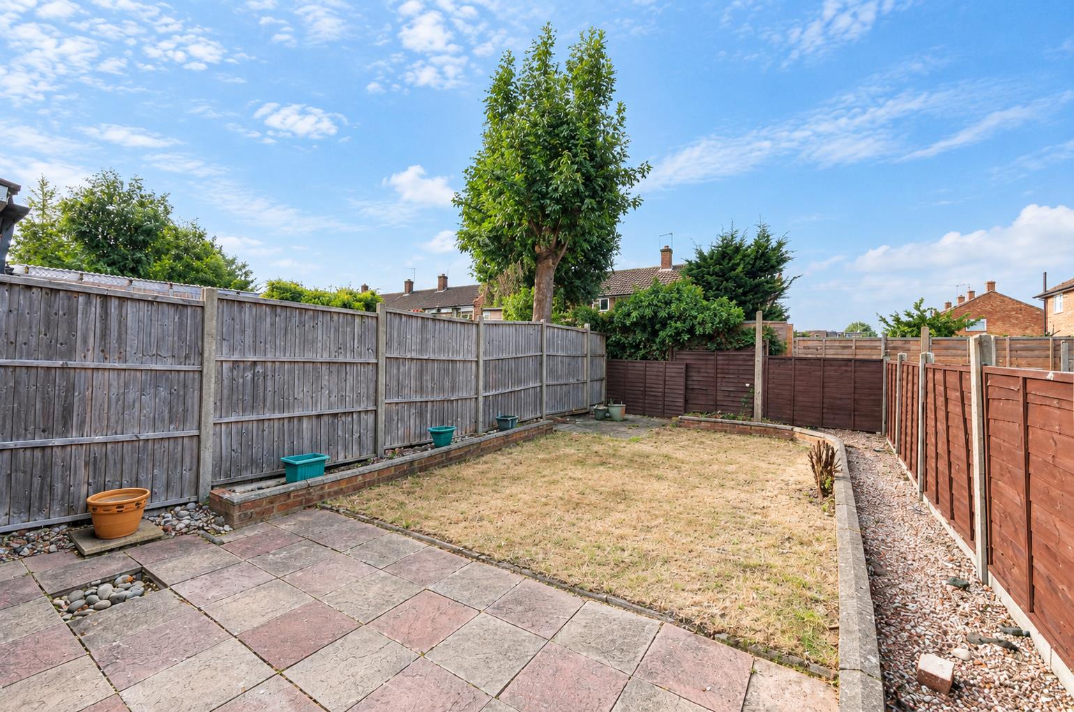 House Hetherington Close in Slough