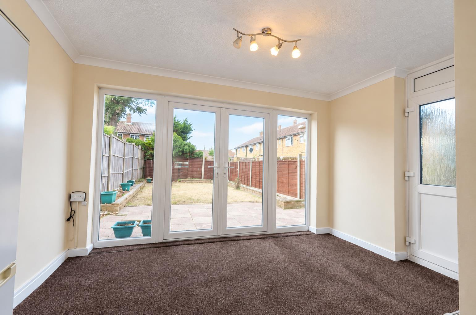 House Hetherington Close in Slough