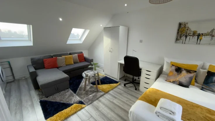 Flat Eastcote Lane in Greater London