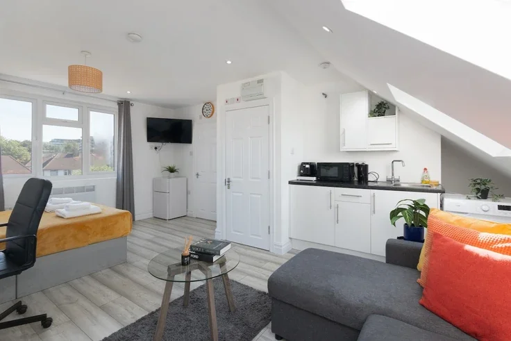 Flat Eastcote Lane in Greater London