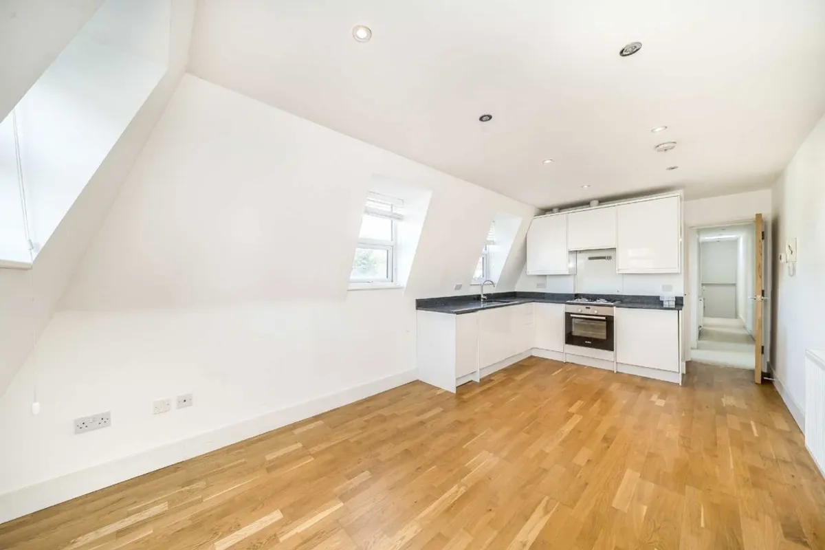 Flat Adam Mews in Greater London