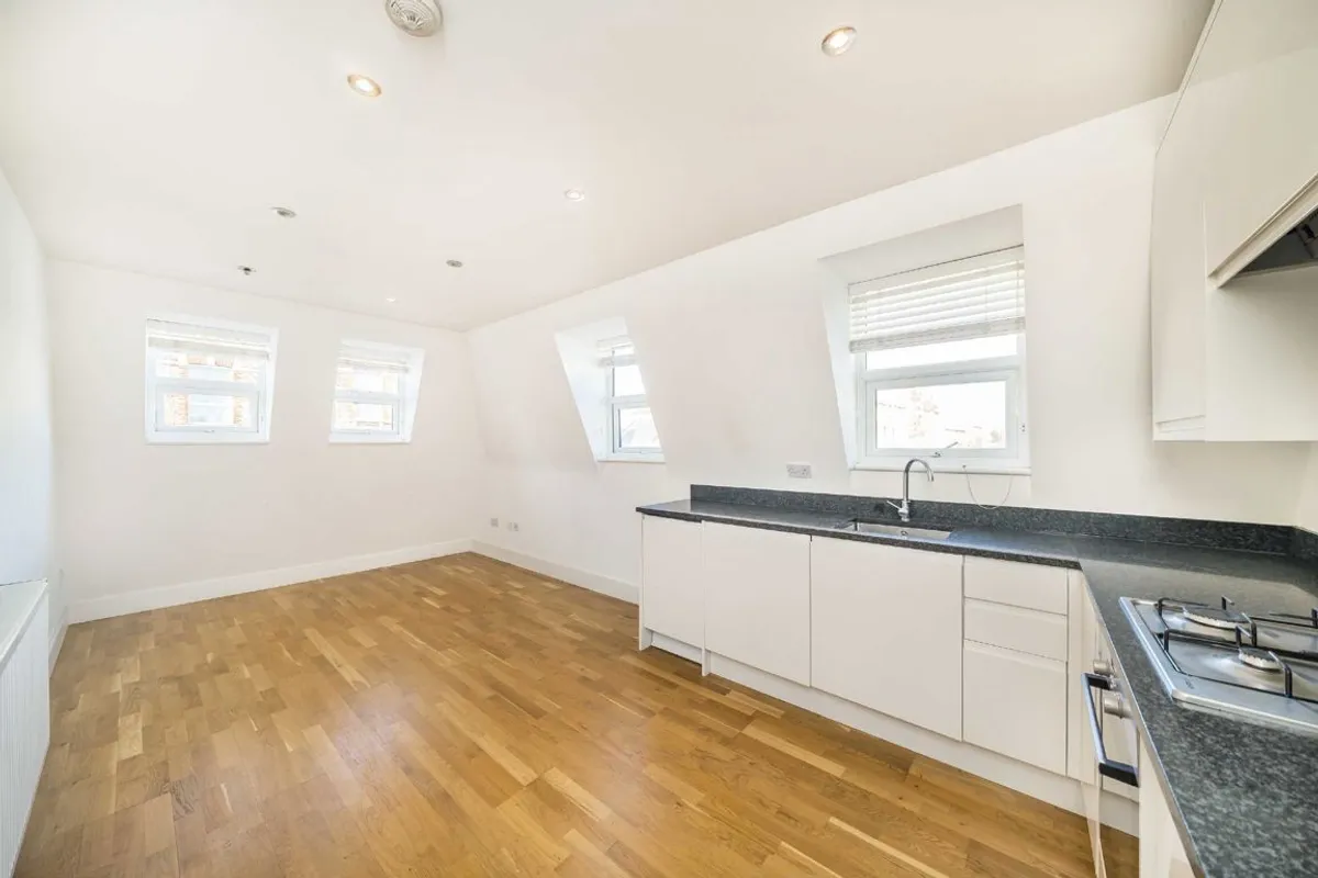Flat Adam Mews in Greater London