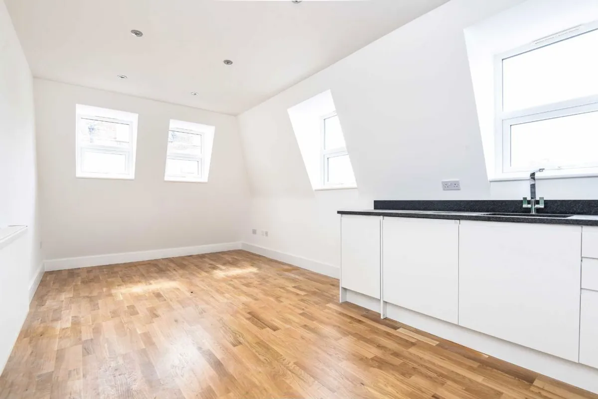 Flat Adam Mews in Greater London