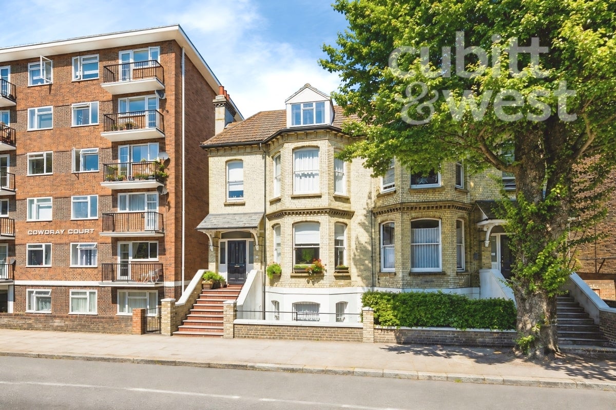 Flat Whitestone Way in Greater London