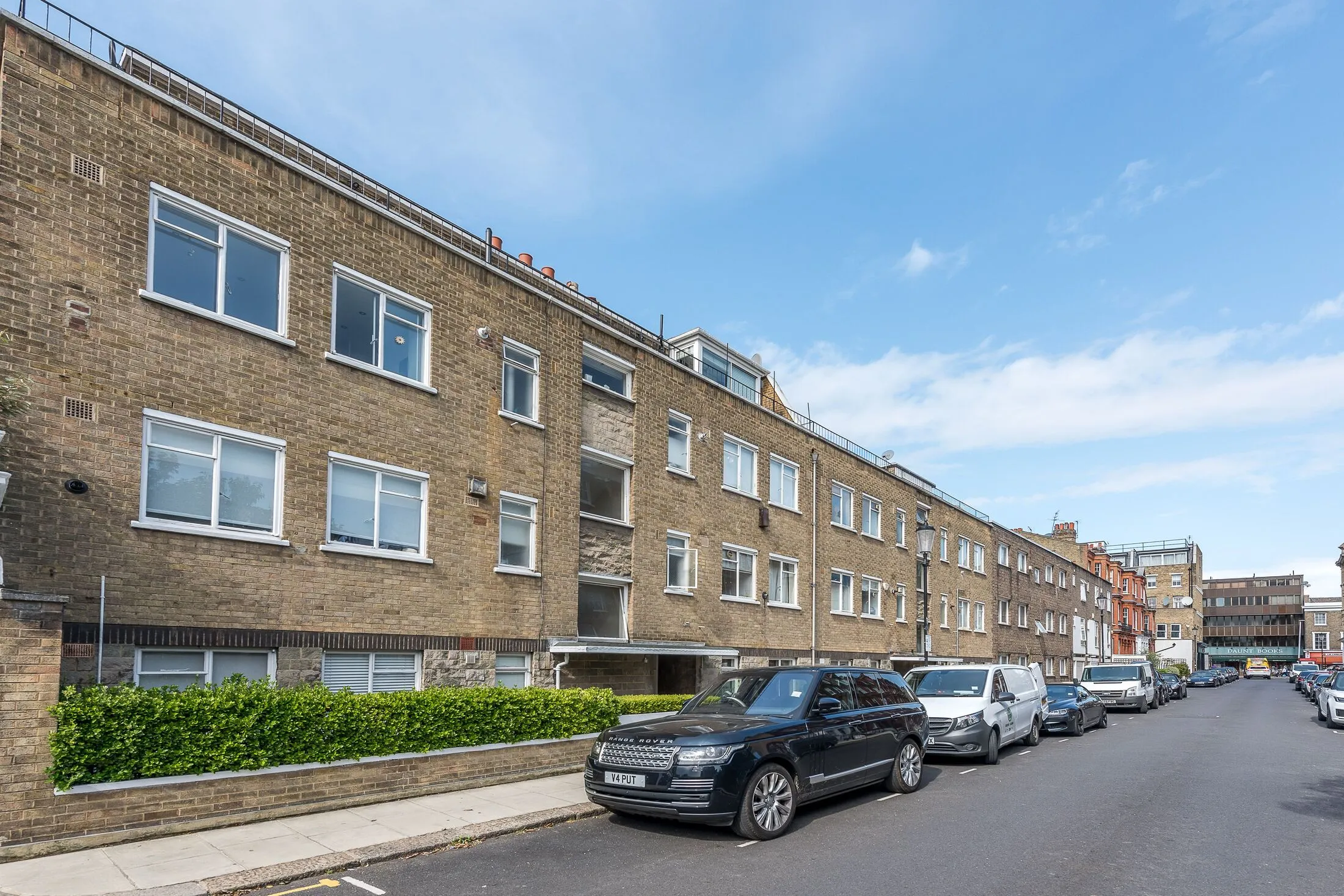 Flat Peony Court in Greater London