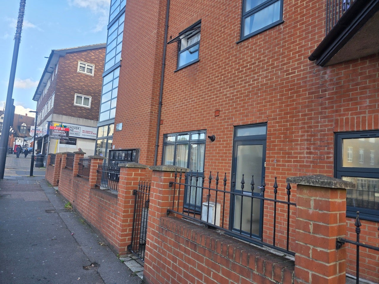 Flat Waldrons Yard in Greater London