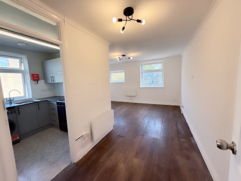 Flat Pitshanger Lane in Greater London
